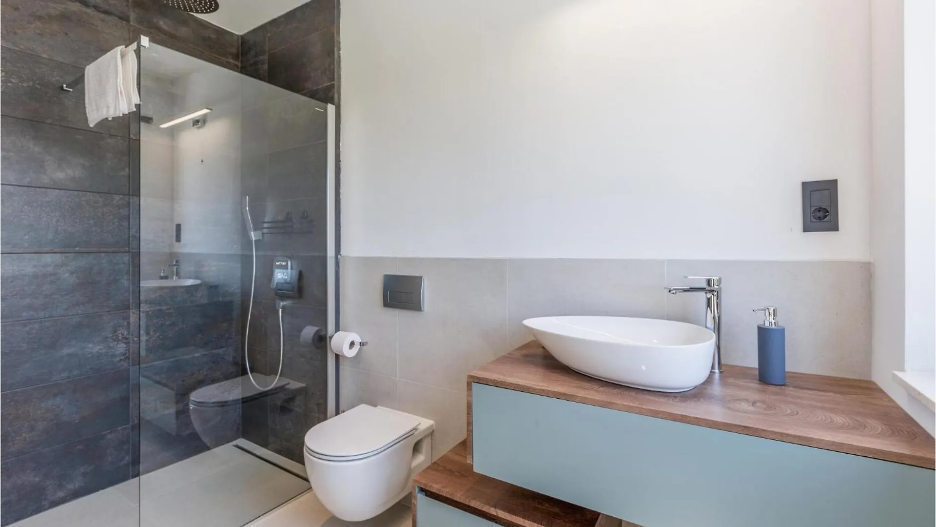 3 Bedroom Stunning Home In Пореч 0*,